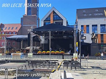 Nasz firma zapewniła sceny z zadaszeniami oraz wszystkie dodatkowe konstrukcje sceniczne