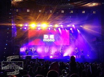 DEmono na dożynkach w Lubyczy Królewskiej. Realizacja dzwięku AudioSystem Lublin, oświetlenie Robiko Białystok i oczywiście scena i konstrukcje Trawers System Poniatowa