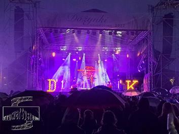 Estrada z zadaszeniem zbudowana na lotnisku w Radawcu pod Lublinem pod "Dożynki województwa lubelskiego 2022"