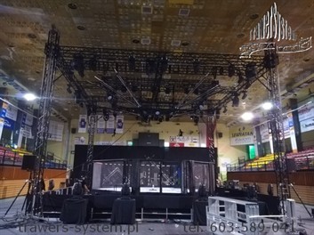 Budowa konstrukcji z kratownicy czarnej na mieszane sporty walki w hali sportowej w Radomiu