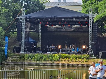 Budowa zadaszenia nad podim przy brzegu zalewu na imprezę plenerową w Ciechanowcu, gwiazda to KOMBII i PECTUS